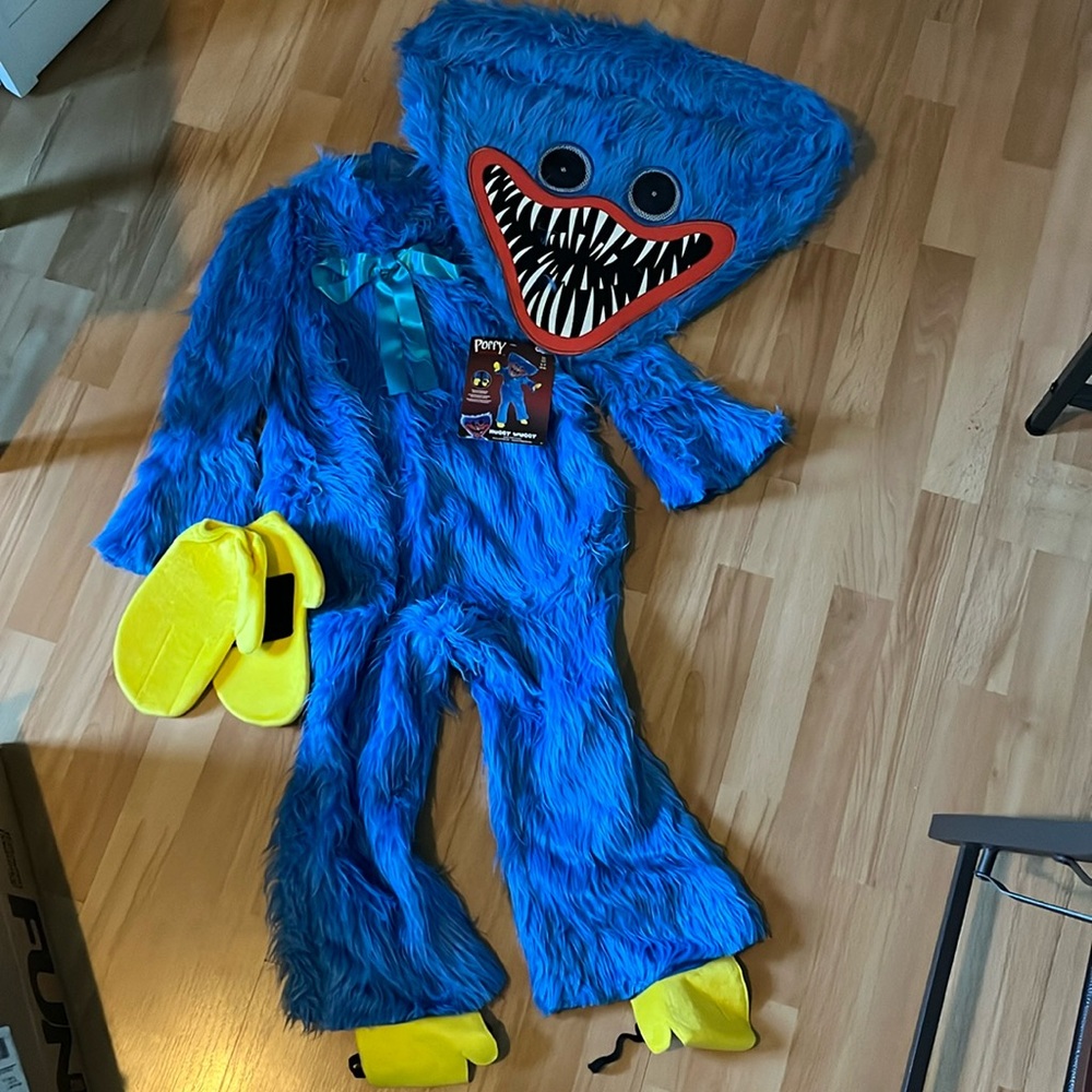 Brand new NWT children’s poppy playtime huggy wuggy costume size small (4-6)